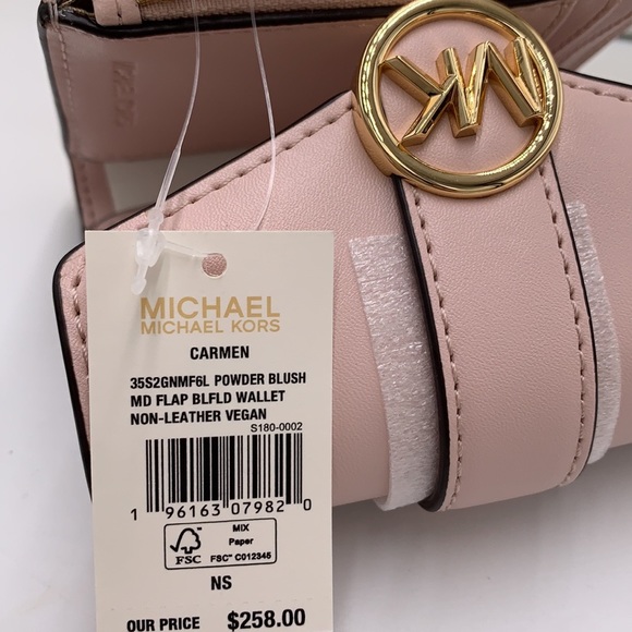 MICHAEL KORS
Carmen Medium Faux Leather Wallet
POWDER BLUSH COLOR - Picture 11 of 11